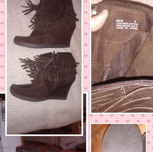 MINNETONKA FRINGED BOOTS